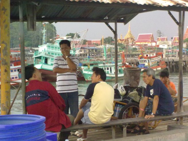 ทริปนี้ ไปกับกับตันรังสรรค์ บางเสร่ ปลายเดือนเมษา
เรือยังไม่เข้า ก็รอกันที่ศาลาปลายสะพาน เม้ากันไป