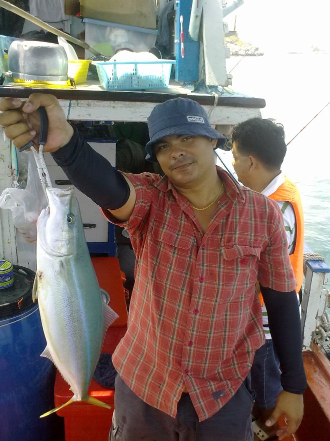 ่เช้าไปตก หลังเกาะลิ้น ได้ rainbow runner เขาว่าปลาดิบอร่อย