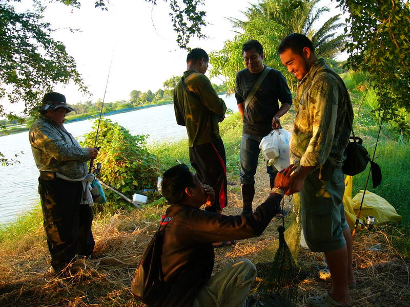 ลากันด้วยภาพสุดท้าย...สนุกมากๆ ยิ้มกันถ้วนหน้า ฮากระจาย
ถากถางพวกไม่ได้ปลา งานนี้ไม่มีแห้วครับ...มี
