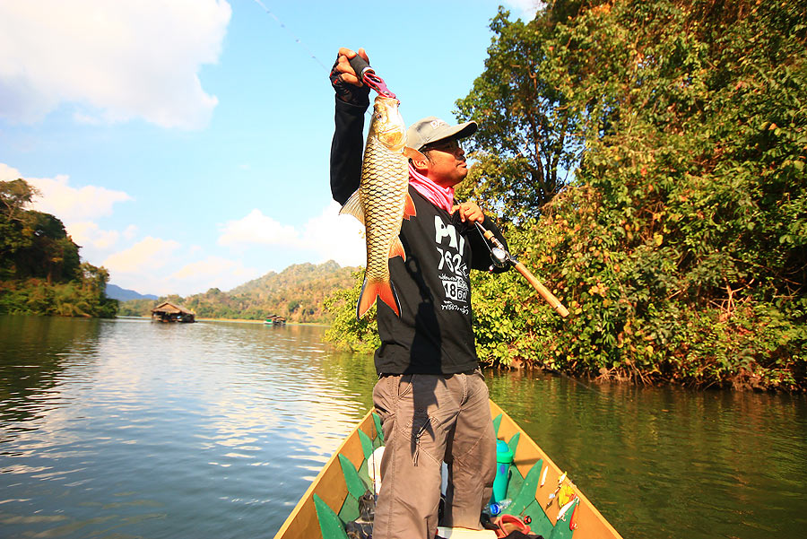 ตัวนี้ตามมากัดข้างเรือ ดูเจงงงงงงงงงๆๆๆๆๆ :grin: :grin: :grin: