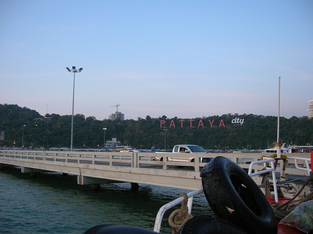 7 โมงเช้าเราก็ไปขึ้นเรือที่พัทยากันครับ เพื่อที่จะไปเกาะล้าน