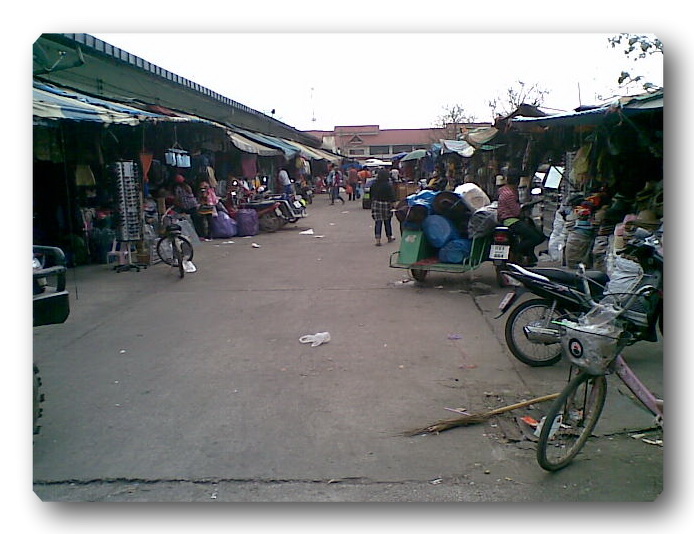 ด้านหลังสุดด้านขวา ตลาดโกลเด้นท์พลาซ๋า   จะเป็นตลาดอาหารตามสั่ง ร้าน ต่าง ๆเยอะมาก ๆครับ  มีรูปในท้า