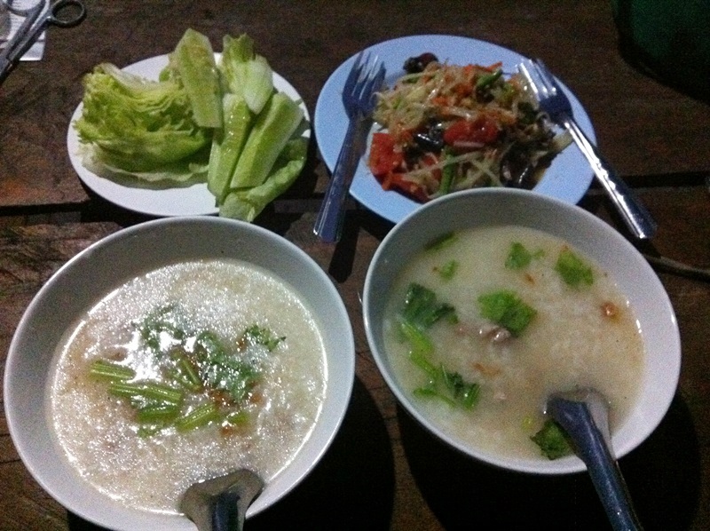 [center][b]อาหารเย็นมื้อแรกของเรา มาเหนื่อยๆ อยากกินเผ็ดๆ ร้อนๆ

นี่เลยค่ะ เผ็ดๆ ก็ส้มตำไทใส่ปู ร้