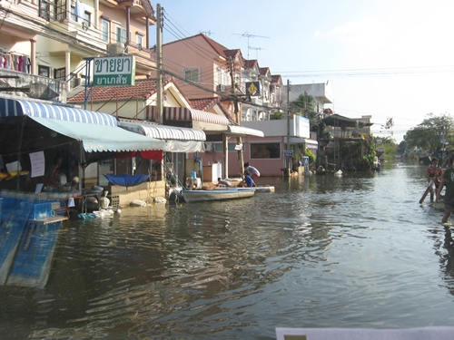 **ส่งท้าย หมู่บ้านรินทร์ทอง เทศบาลเมืองลำสามแก้ว ต.คูคต อ.ลำลูกกา จ.ปทุมธานี เมื่อ 2 ธ.ค.54 ครับ ยอม