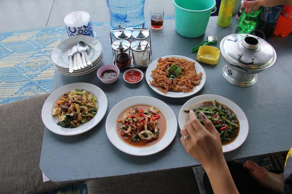 อาหารกลางวัน