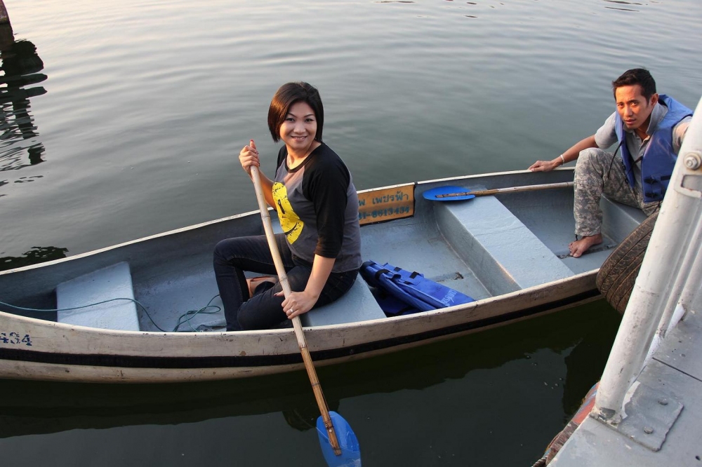 คู่นี้มาสวีทไม่เน้นตกปลา

ผู้หญิงพายเรือ