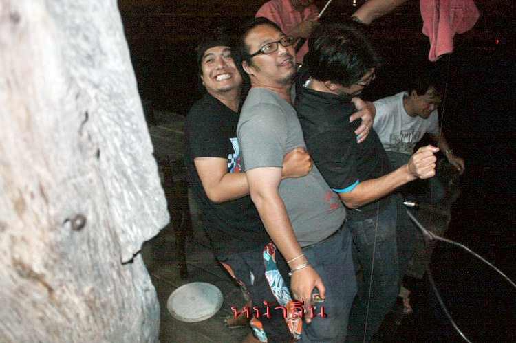 กลัวพี่หล่นน้ำเหรอไอ้น้อง ประกบแน่นเลยนะ
 :grin: :grin: :grin: :grin: :grin: