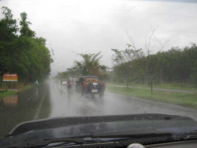 ...ท่ามกลางฝนฟ้าคะนอง...
...กลับคิดถึงสมาชิกผู้ร่วมทริพท่านอื่น..ว่า??...
...การเดินทางจะเป็นเหมือ