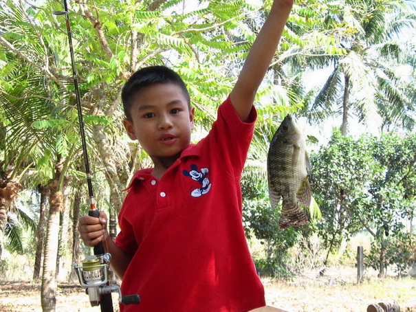 ขออีกซักภาพนะลุงหนุ่ย ตุ้งแช่ยังไม่เคยตกปลานิลได้เลย :smile: :smile: :smile: