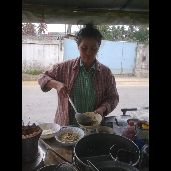 มาต่อไห้แล้วครับ
มาพักกินข้าวก่อนนะครับ เที่ยงแล้วก๋วยเตี้ยว อร่อยดีนะครับ ตอนหิวๆ :umh: :umh: :umh