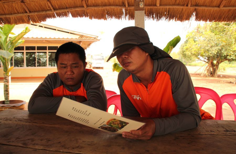 สั่งเร็วๆหิว ประชาสัมพันธ์ครับ ร้านอาหารริมน้ำบริการทำปลาที่ตกได้ด้วยครับ ผมเอาปลากะสูบให้ทางร้านทำ 