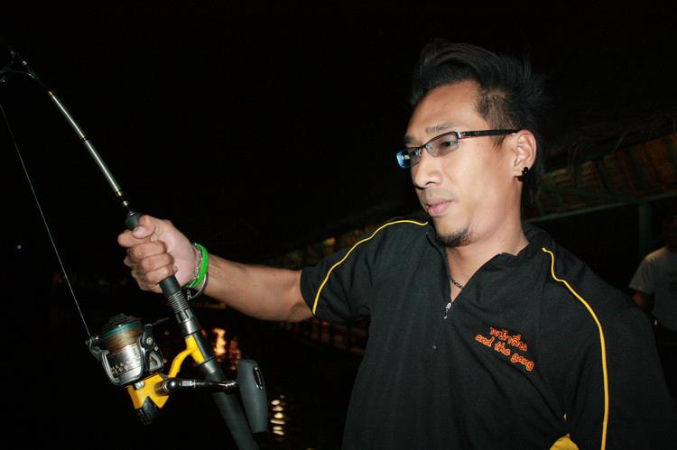 นี่ต้องคนนี้เลยครับ 
เสื้อก็สวย คนก็หล่อ คันก็เทพ  :grin: