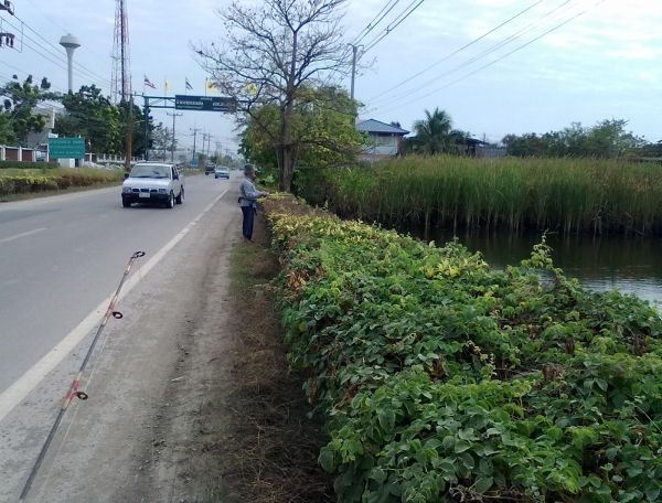 ลองขับดูไปเรื่อยๆ ลมแรง มาถึงนาจุดนี้มี ที่อับลม น้ำเรียบๆอยู่พอควร
ป๋าบอกลองแวะดู น่ามีตัวนะ :grin