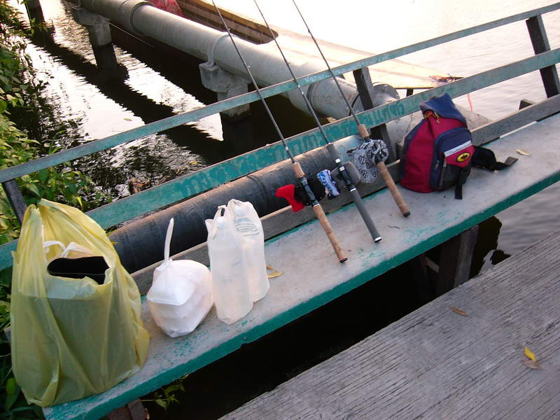 เจ็ดโมงเช้าน้าเอสไปรับที่บ้านมาที่ท่าเรือ รอเรือมารับ งานนี้มีกันและกัน(มากัน2คน) :laughing: :laughi