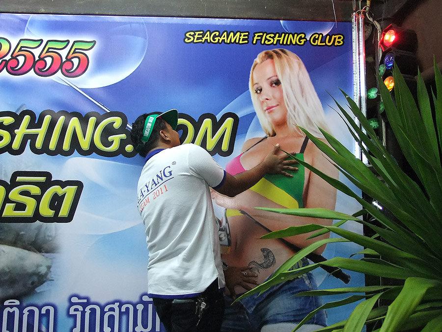 [b]เฮ้ย น้าจิ๊บ ที่บ้าน ไม่มีจะจับเหรอ เอิ๊ก ๆ ๆ ๆ ๆ ๆ ๆ (หรือใหญ่ไม่เท่า) อิอิ[/b]
:laughing: :lau