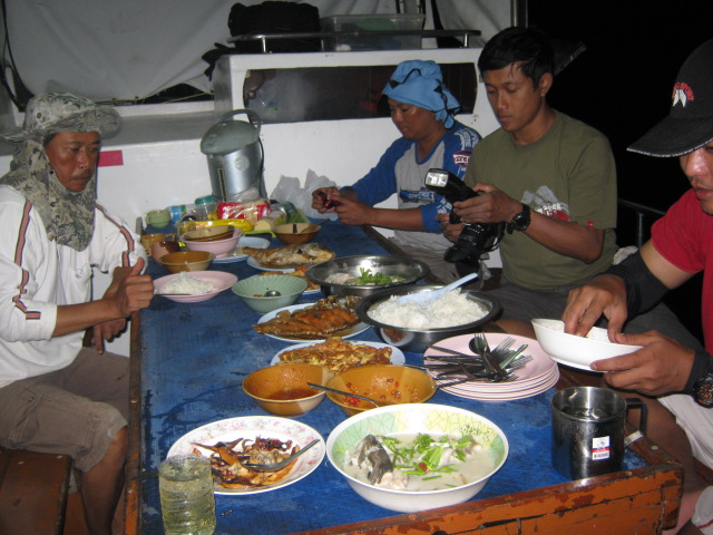 ....กับข้าวของคืนที่สาม..พร้อมเสริฟ..... :grin:
....คืนนี้เราทานข้าวกันอย่างอร่อยครับ..เหมือนมีนัยบ