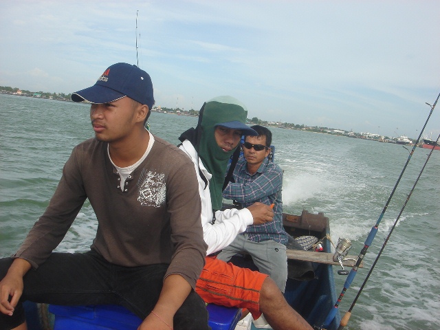 นั่งเรือไปหาปลาแกงครับ

 :grin: :grin: