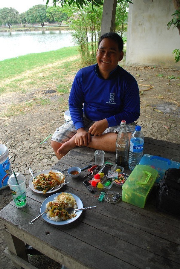 พักกินข้าวเที่ยงกันครับ 

ยังยิ้มออก  :laughing: :laughing: :laughing: