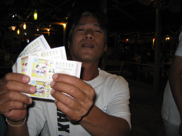 .....วันนั้นมีแม่ค้ามาขายลีอตเตอรรี่ด้วยครับ.....
.....เราเหมา หมายเลข  530 มาทั้งหมด 10 ใบ....
..
