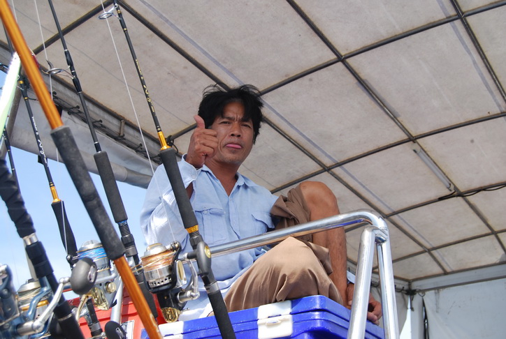 ไต๋เรือผู้นี้ เป็นไต๋อีกคนครับที่ผมเชื่ิอใจและมั่นใจ  เวลาที่ไม่ได้ปลา หรือปลาไม่กิน แกจะขลุกอยู่ที่