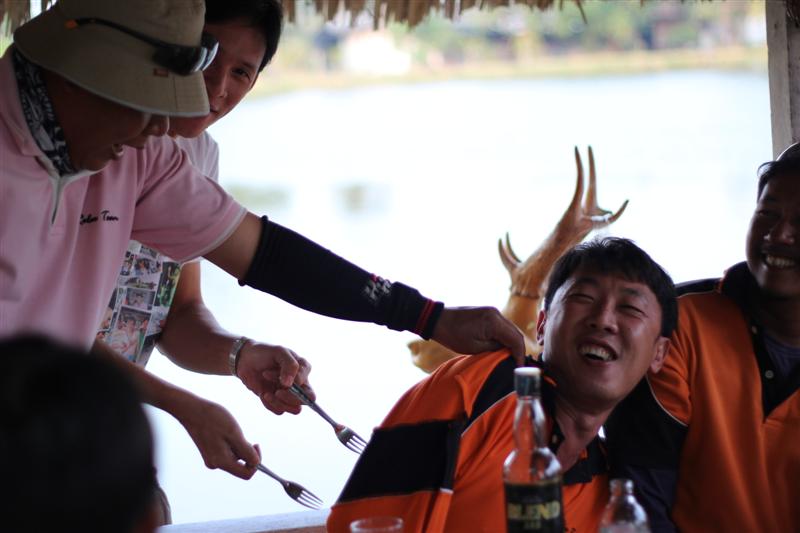 เขาทำอะไรเสี่ยโอกันครับ     :laughing: :laughing: :laughing: