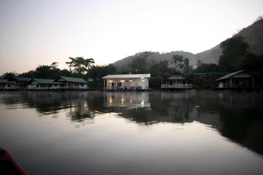 เช้าตรู่ วันใหม่ ก็พายเรือ ออกไปตี แถวกอหญ้า ใก้ลๆแพ  โดนชะโดปีอกอีกสองสามที :laughing: :laughing: