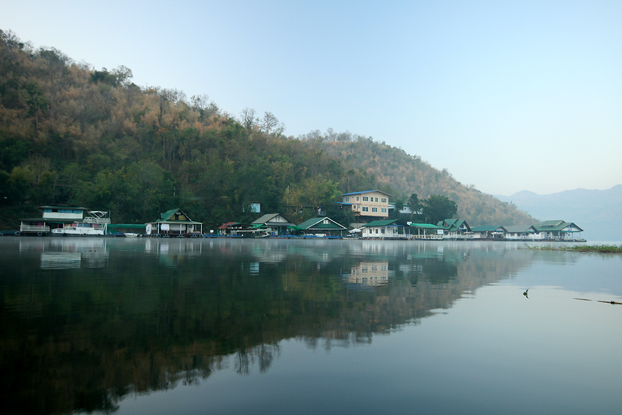 ไม่มีไรเป็นชิ้นเป็นอันก็พายเรือมานั่งเล่นที่ศาลา  ตรงข้ามแพ  กระสูบขึ้นข้างๆ ดันไม่ได้เอาสปูนไป  แลย