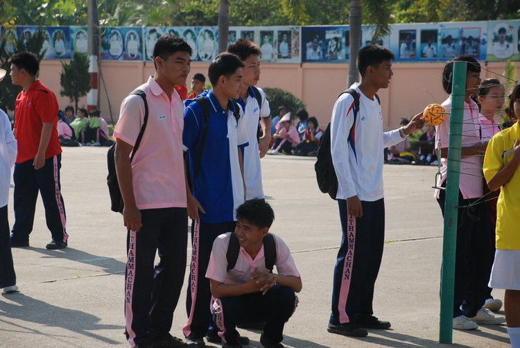 พวกที่มาเชียร์เพื่อนๆแข่ง ก็นั่งเชียร์กันอยู่ข้างๆสนาม.... :smile: :smile: :smile: