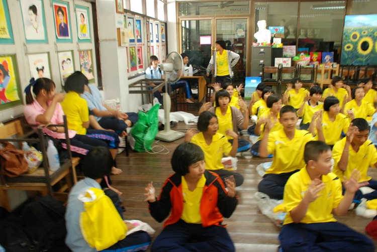 ซ้อมกันใหญ่เลย ในสายตาผมสีนี้ดูดีที่สุดเลยยย ((เพราะเป็นสีที่ผมอยู่ไง 5 5 5 ))  :grin: :grin: :laugh