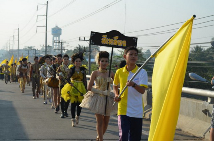
[center] :cheer: :cheer: :cheer: :cheer:  ต่อจากสีแดง เป็นสีเหลือง ((สีของผมเอง))   :cheer: :cheer