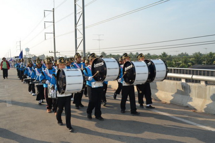 
[center] :cheer: :cheer: :cheer: :cheer:  ต่อมาเป็นวงดุริยางค์ของร.ร.วันมอญ ชึ้งเป็นร.ร.ที่เราจะไป