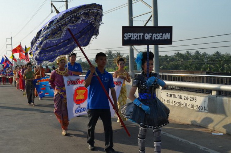 

[center] :cheer: :cheer: :cheer: :cheer:  ขบวยธงอาเซียน   :cheer: :cheer: :cheer: :cheer:[/cente