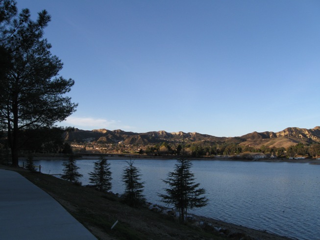 ถึงแล้วครับ Castaic Lake
ฝั่งทางนี้ถูกภูเขาบังครับ อากาศเย็นอยู่เลย