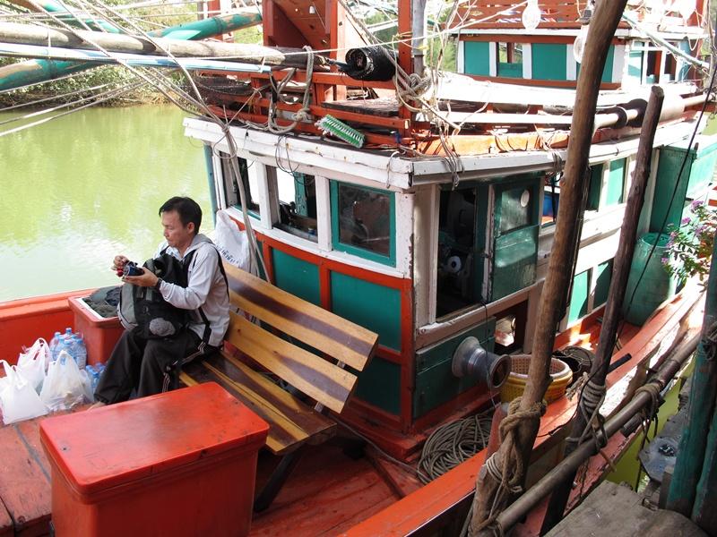 มาถึงท่าเรือก็ขนของลงเรือ
จัดแจงให้เข้าที่พร้อมใช้งาน :grin: