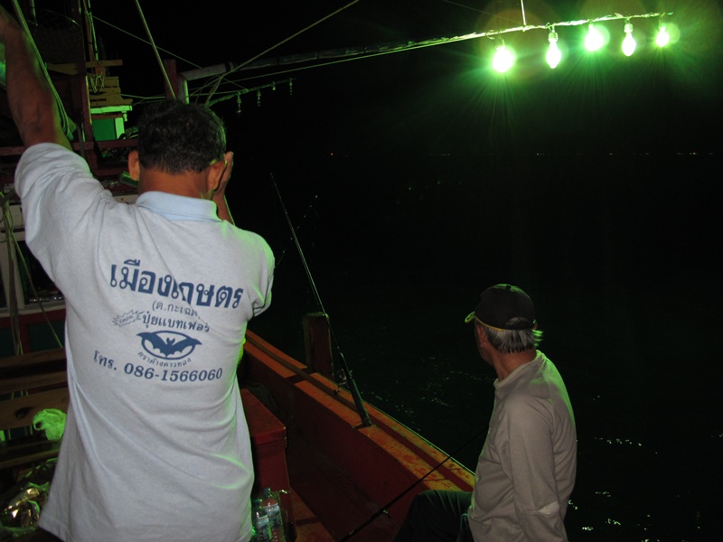 ถึงเวลาไต๋เริ่มออกมากางแขนครอบหมึก :grin:
