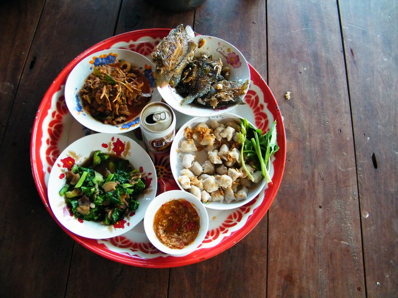 ได้เวลามื้อกลางวันแล้วครับ...คะน้าไฟแดงหมูป่าหนุ่ม...ลูกชิ้นปลากราย....หมอตะกับกระเทียมพริกไทย...ผัด