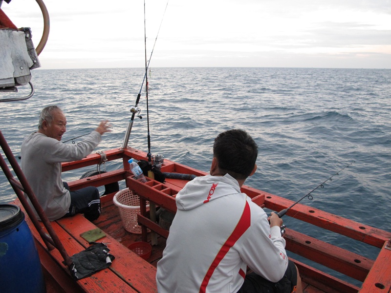 2 หนุ่มนั่งตกปลาเล็กท้ายเรือ :laughing: