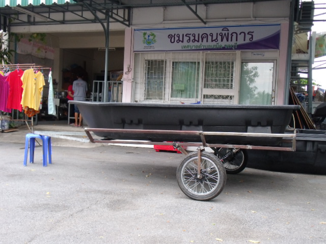นี่ครับ เรือลำเล็กของผม 
ยาว 3 m
กว้าง 140 m
สูง 45 cm
หนัก 70 kg
ไม่ค่อยหนัก พอไหว

ลองดูซิ 
