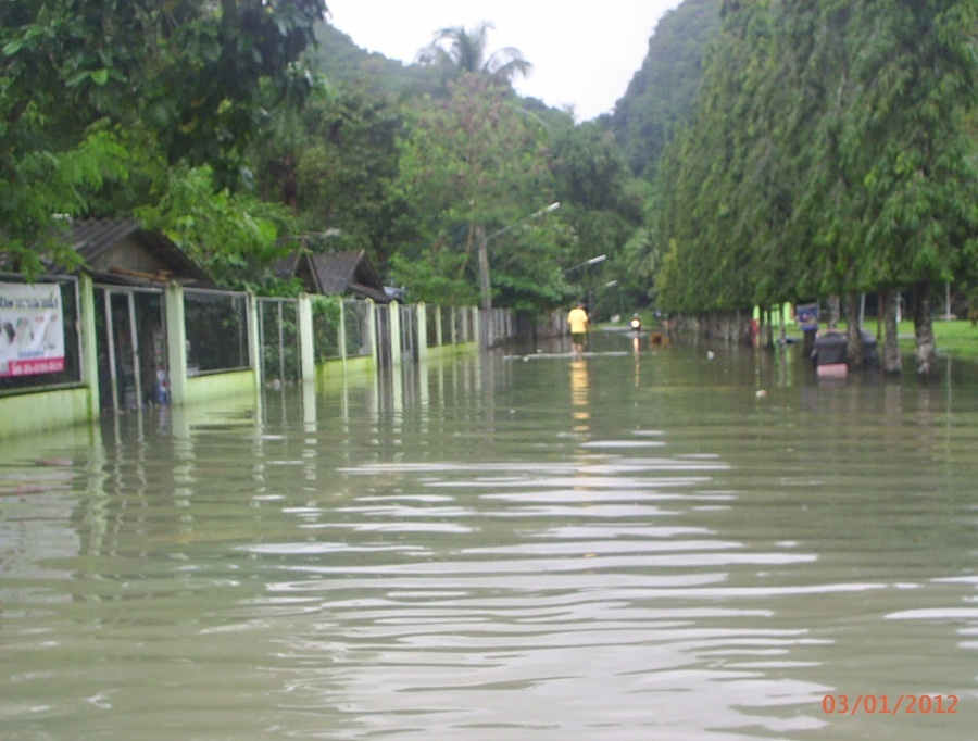 นี่ตรงถนนข้างสวนสาธารณะ  (สนามเด็กเล่น)