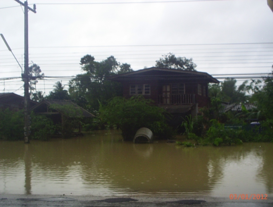 บ้านเรือนของชาวบ้านโดนน้องน้ำเล่นงานแล้วครับ