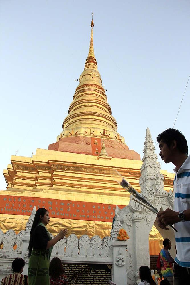 ไปน่านต้องไปพระธาตุแช่แห้ง วันที่ผมไป คนล้นหลาม หาเหลี่ยมถ่ายภาพยากมาก เพราะคนมาไหว้พระธาตุแน่นไปหมด