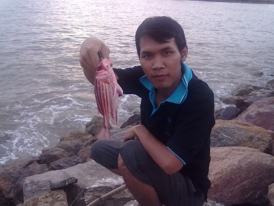 ปลาไรไม่รู้ครับ สีแดงเชียว  :grin: :grin: