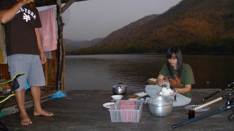 ไม่ตรงไม่ตีมันแล้ว ปลาไม่กิน คนกินก็ได้ 555 เอ้าแม่ตักข้าว  :laughing: