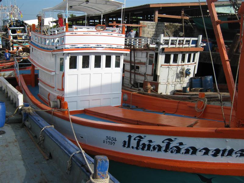 ทาสีใหม่ทั้งลำเลย  ส่วนเรือที่ผมยืนถ่ายรูปอยู่เรือไต๋นะ  แอบขึ้นเรือไม่ได้บอกเจ้าของเค้าจะว่าไม๊เนี่