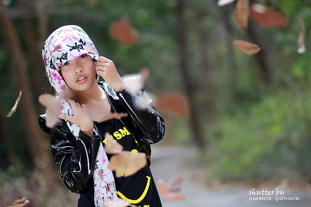 ระหว่างที่เราถ่ายภาพกัน ก็มีวัยรุ่นแซวโดยการโปรยใบไม้

 :cool: :cool: