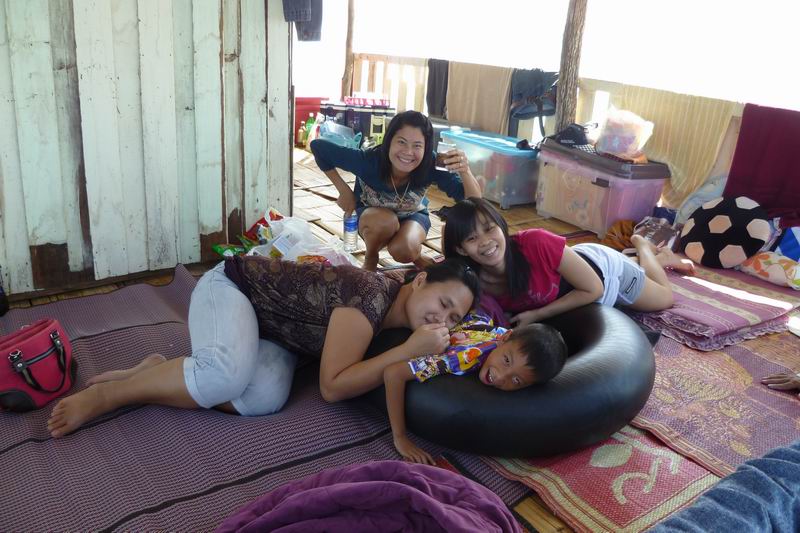 กลุ่มแม่บ้านก็ พักยกเช่นกันครับสงสัยเมาเรือ  :grin: