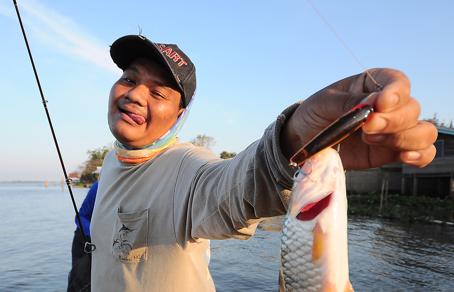 วิ่งเรือเข้าหมายไม่ได้เลยเจอแต่ลม คลื่นหัวหงอกล้วนๆ พอเจอที่อับลมเข้าหน่อยนึง นังมาดก็ดันเอาปลามาโชว