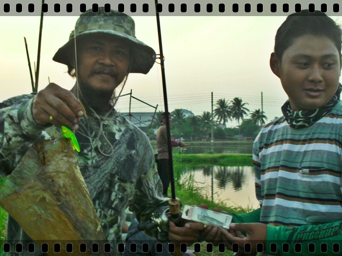   ท่านผู้จัดมามอบของให้เองคร้าบบ..รางวัลสําหรับความหน้าด้านของอึ่ง...ขืนไม่เอาอย่างนี้ซีมีหวัง
    