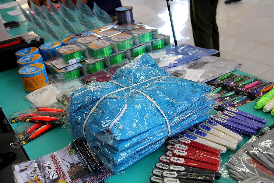 
 [b] ขนเสื้อ  ท่องเที่ยว  ตกปลา  มาแจกซะด้วย[/b]