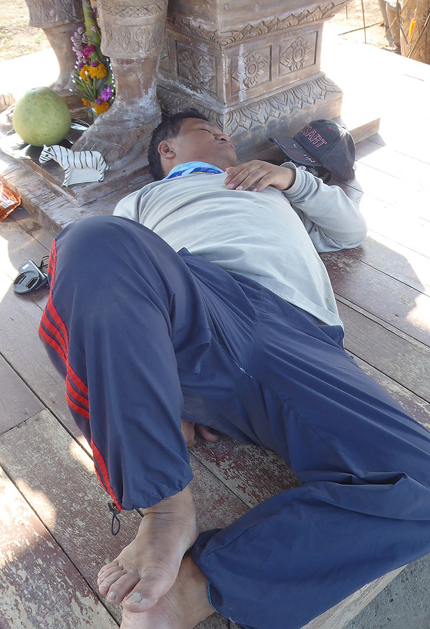 ด้วยการที่อัดปลาแปบมากไปเลยสลบคาติงรูปปั้นไปเลย น่าสงสารแท้ๆ :laughing: :laughing: :laughing: :laugh